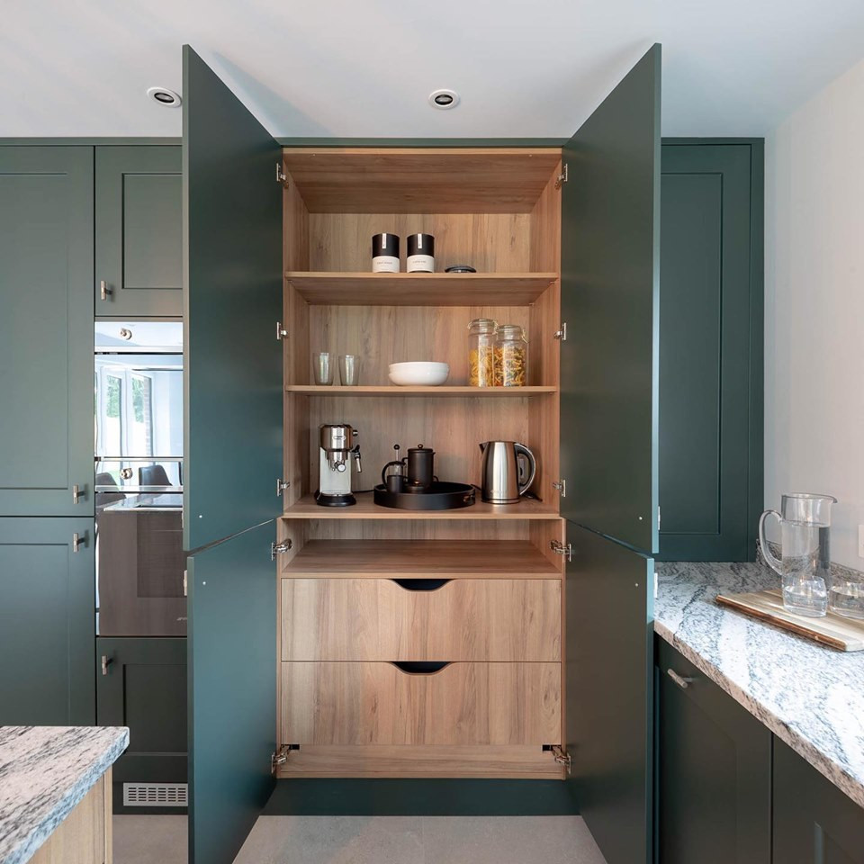 Esempio di una cucina contemporanea con ante verdi, top in quarzite, elettrodomestici in acciaio inossidabile e top multicolore