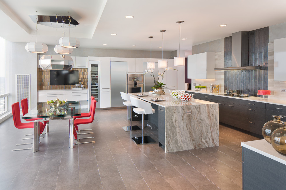 Moderne Wohnküche in L-Form mit flächenbündigen Schrankfronten, grauen Schränken, Küchenrückwand in Grau, Küchengeräten aus Edelstahl, Kücheninsel und Quarzwerkstein-Arbeitsplatte in New York