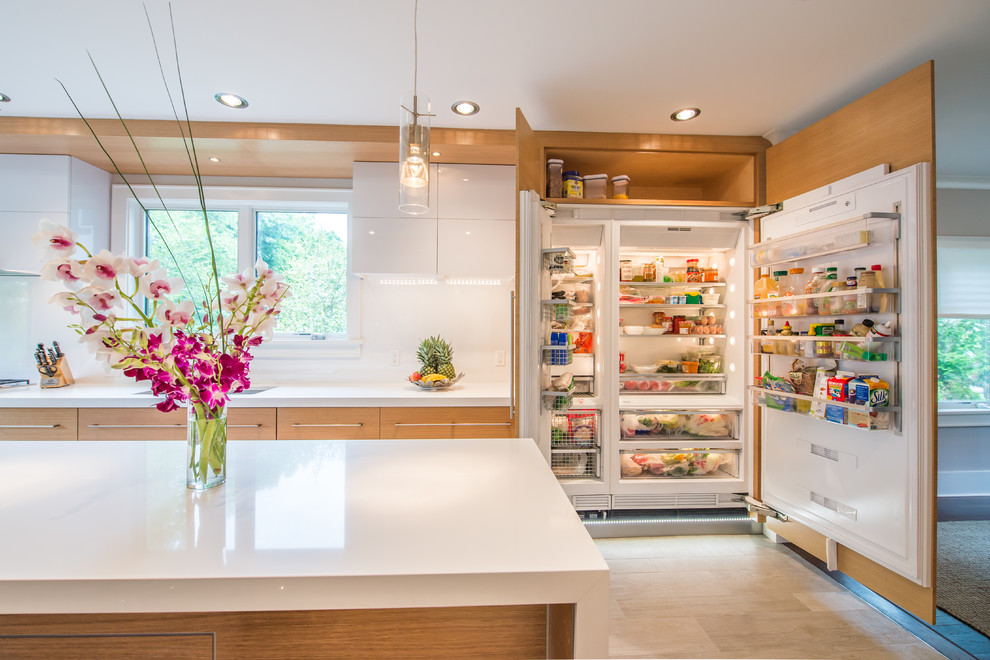 Example of a trendy eat-in kitchen design in New York with white backsplash and an island