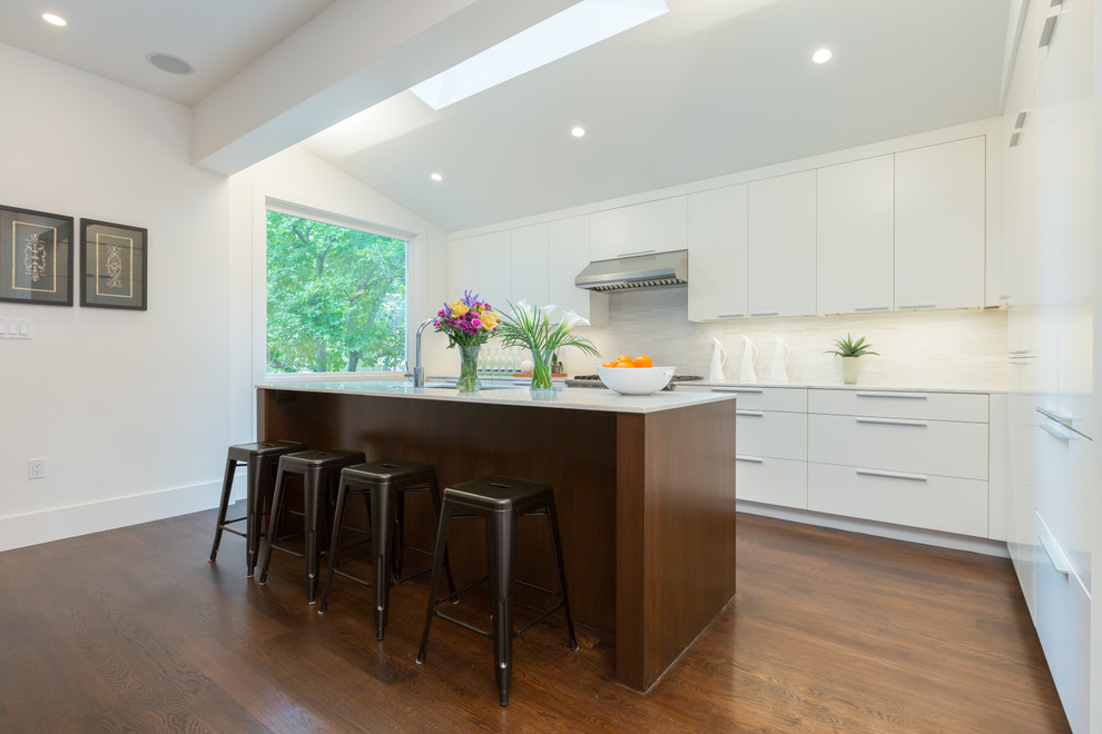 Moderne Küche in L-Form mit flächenbündigen Schrankfronten, weißen Schränken und Küchenrückwand in Weiß in Washington, D.C.
