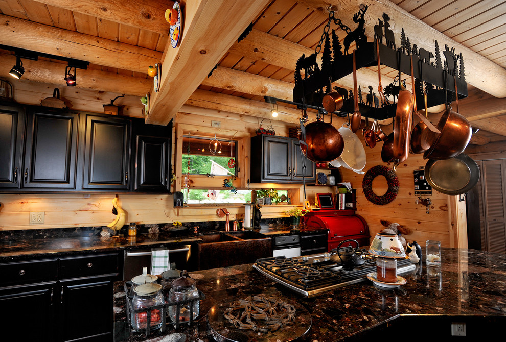 Exempel på ett avskilt, stort rustikt linjärt kök, med en rustik diskho, luckor med infälld panel, svarta skåp, granitbänkskiva, svart stänkskydd, stänkskydd i sten, rostfria vitvaror, mellanmörkt trägolv och en köksö