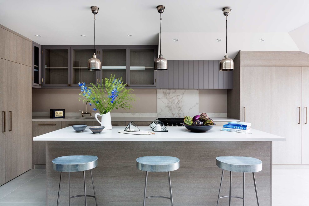 Moderne Küche mit Unterbauwaschbecken, Glasfronten, braunen Schränken, Kücheninsel und grauem Boden in London
