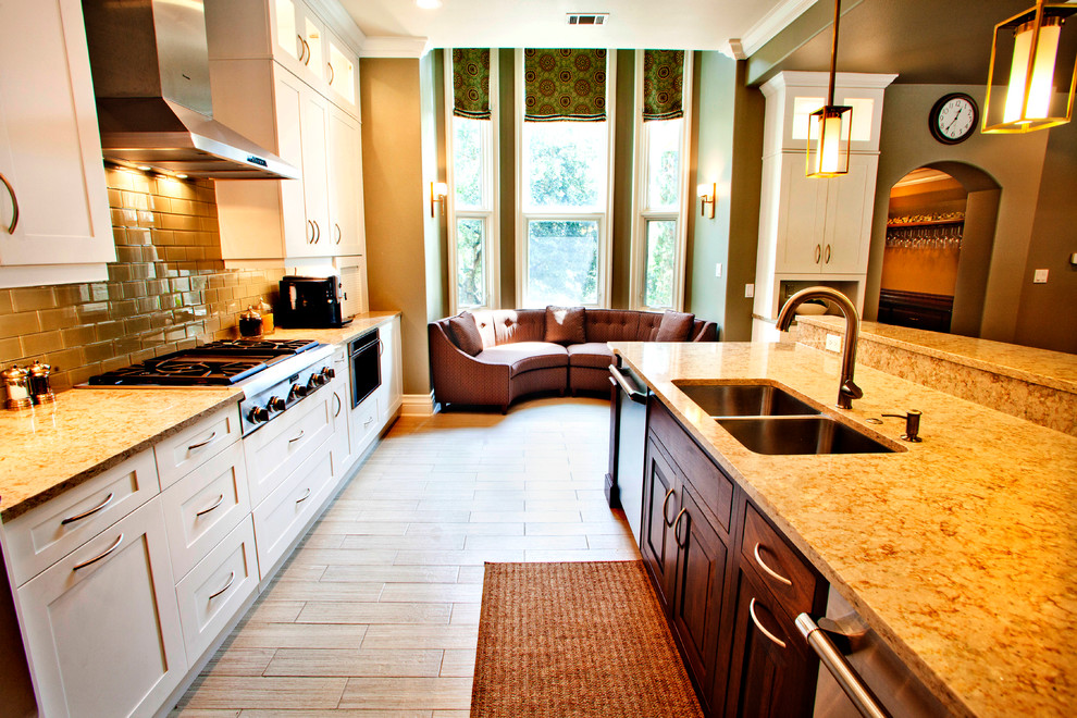 Große Klassische Küche mit weißen Schränken, Granit-Arbeitsplatte, Küchenrückwand in Grün, Rückwand aus Keramikfliesen, Küchengeräten aus Edelstahl, hellem Holzboden und Kücheninsel in Austin