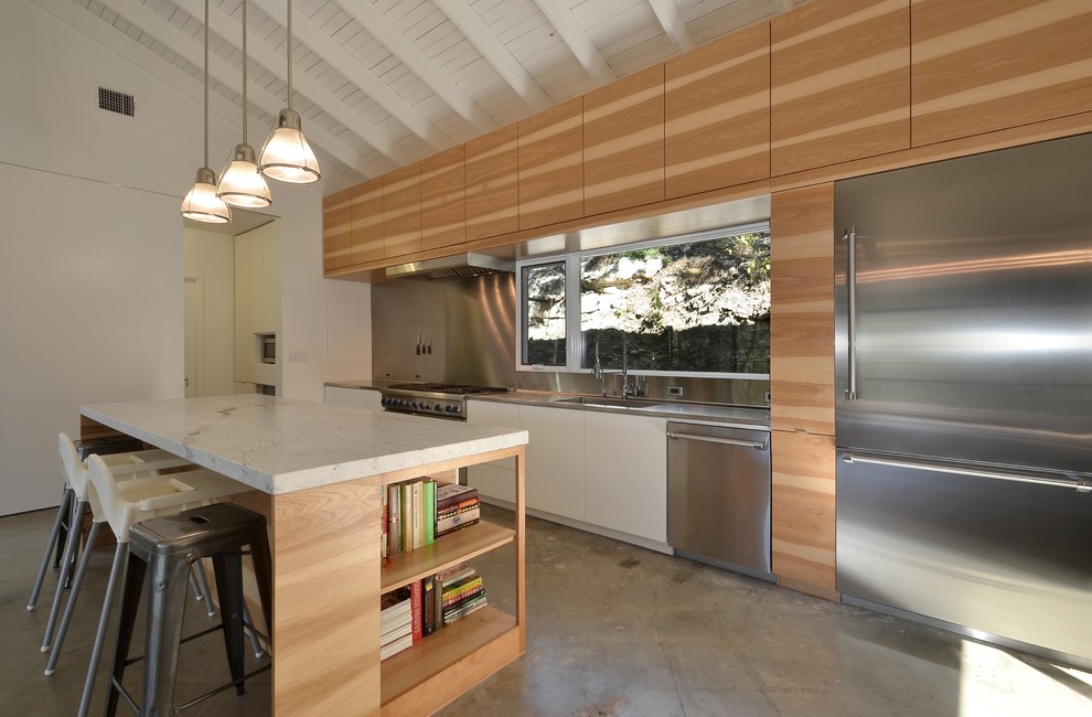 Kitchen - modern kitchen idea in Austin