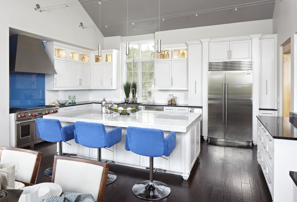 Moderne Küche in L-Form mit Landhausspüle, Küchengeräten aus Edelstahl, Quarzit-Arbeitsplatte und weißen Schränken in Austin