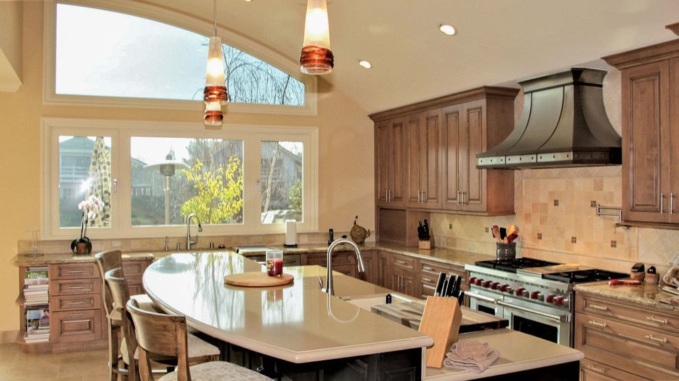 Bild på ett mellanstort vintage flerfärgad flerfärgat kök, med en undermonterad diskho, luckor med upphöjd panel, skåp i mellenmörkt trä, granitbänkskiva, beige stänkskydd, stänkskydd i stenkakel, rostfria vitvaror, kalkstensgolv, en köksö och beiget golv