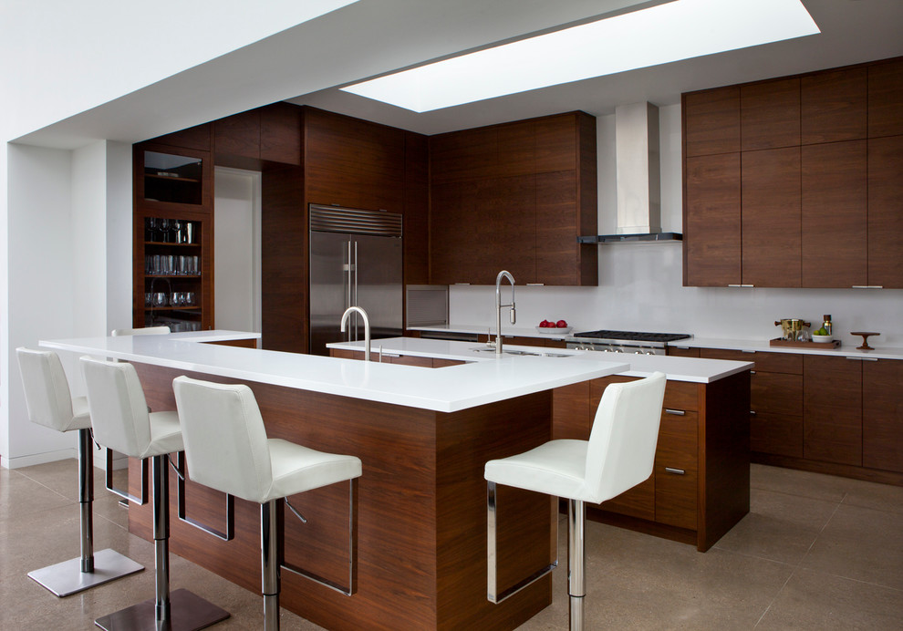 Moderne Küchenbar mit Unterbauwaschbecken, flächenbündigen Schrankfronten, dunklen Holzschränken, Küchenrückwand in Weiß, Küchengeräten aus Edelstahl und zwei Kücheninseln in Austin