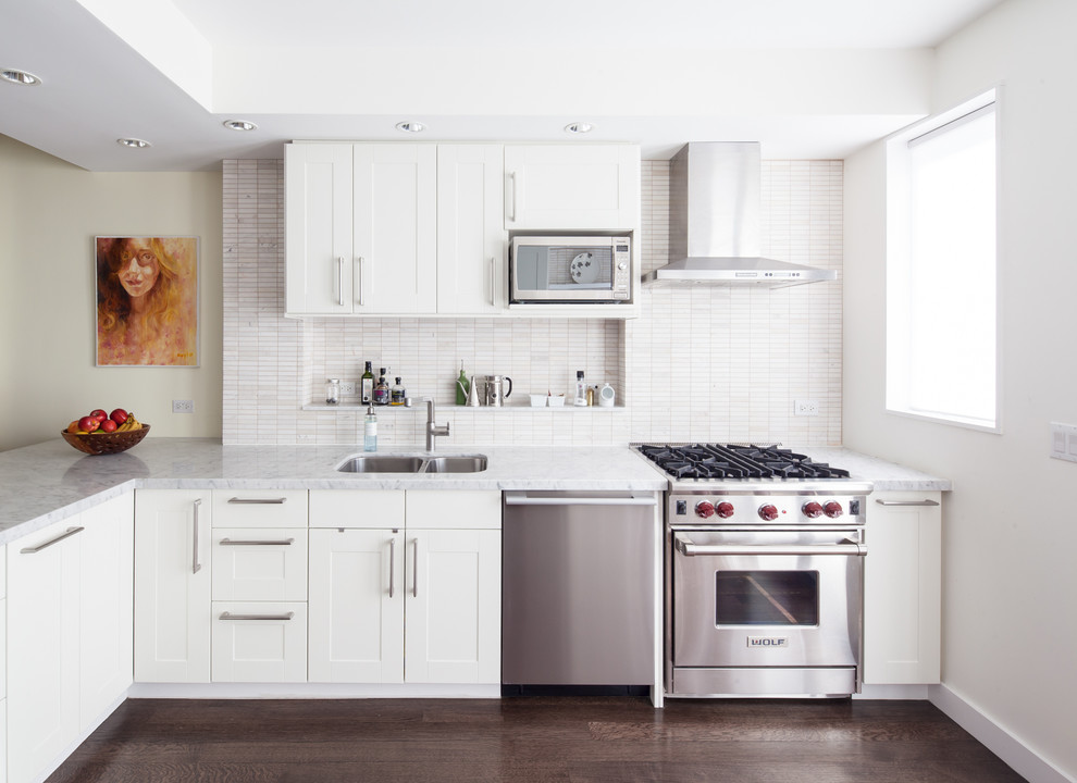 Example of a minimalist kitchen design in Toronto