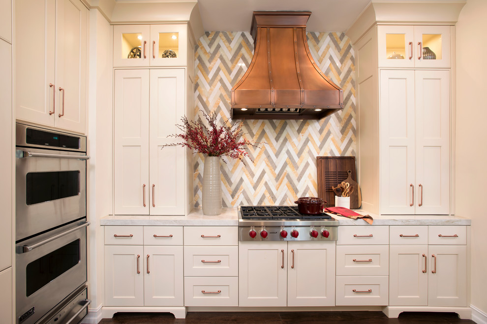 Immagine di una cucina chic di medie dimensioni con ante in stile shaker, ante bianche, top in marmo, paraspruzzi multicolore e pavimento in legno massello medio