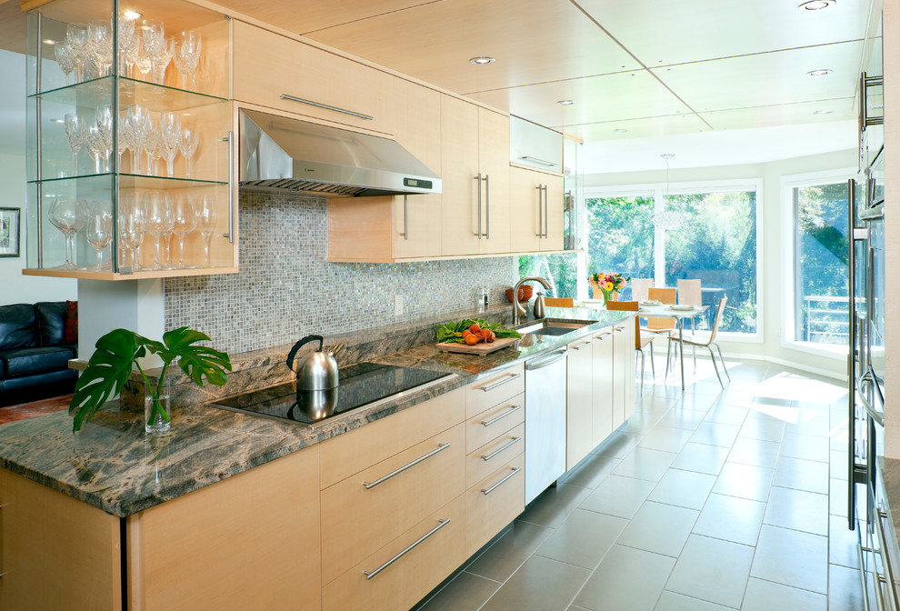 Inspiration för mellanstora moderna linjära flerfärgat kök med öppen planlösning, med en undermonterad diskho, släta luckor, skåp i ljust trä, bänkskiva i kvartsit, grått stänkskydd, stänkskydd i mosaik, rostfria vitvaror, skiffergolv och grått golv