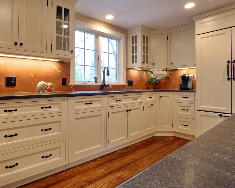 Klassische Küche mit Schrankfronten im Shaker-Stil, weißen Schränken, Granit-Arbeitsplatte und Küchenrückwand in Braun in Boston