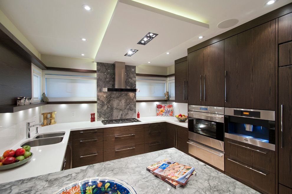 Foto di una cucina abitabile contemporanea con ante lisce, ante in legno scuro e lavello sottopiano