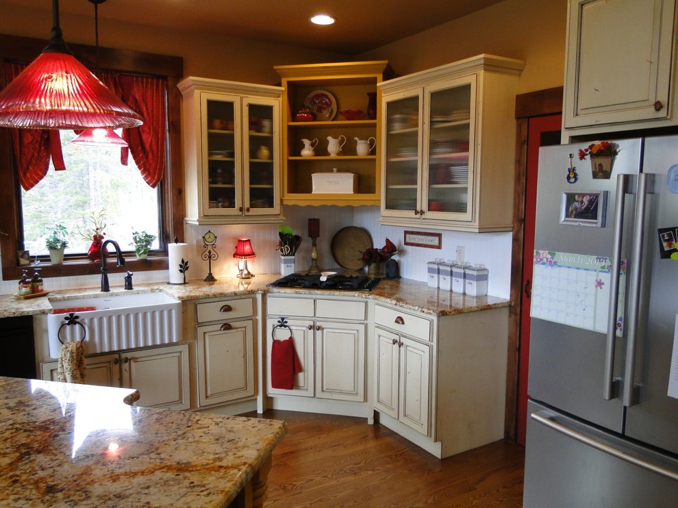 Esempio di un cucina con isola centrale boho chic di medie dimensioni con lavello stile country e top in granito