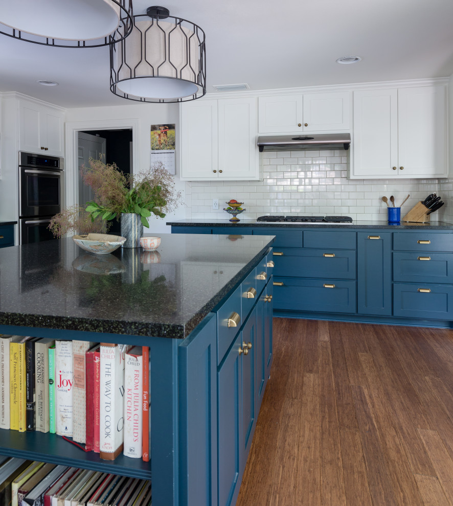 Esempio di una grande cucina classica con ante in stile shaker, ante blu, top in granito, paraspruzzi bianco, paraspruzzi in gres porcellanato, pavimento marrone e top nero