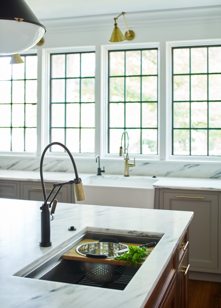 Idéer för att renovera ett stort lantligt vit vitt kök, med en undermonterad diskho, luckor med infälld panel, grå skåp, marmorbänkskiva, vitt stänkskydd, stänkskydd i keramik, mellanmörkt trägolv, en köksö och brunt golv
