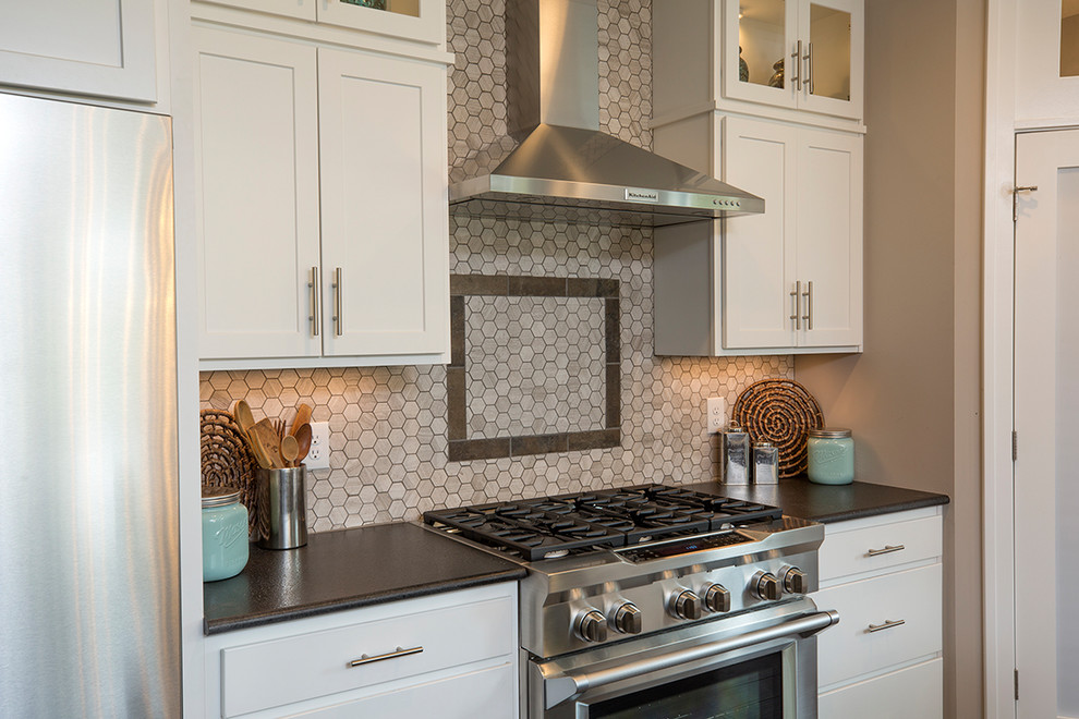 Esempio di un cucina con isola centrale tradizionale con ante bianche, paraspruzzi multicolore, paraspruzzi con piastrelle a mosaico, parquet scuro e pavimento marrone