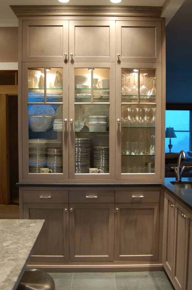 Immagine di una cucina abitabile stile marinaro con lavello sottopiano, ante a filo, ante bianche, top in granito, paraspruzzi bianco e elettrodomestici in acciaio inossidabile