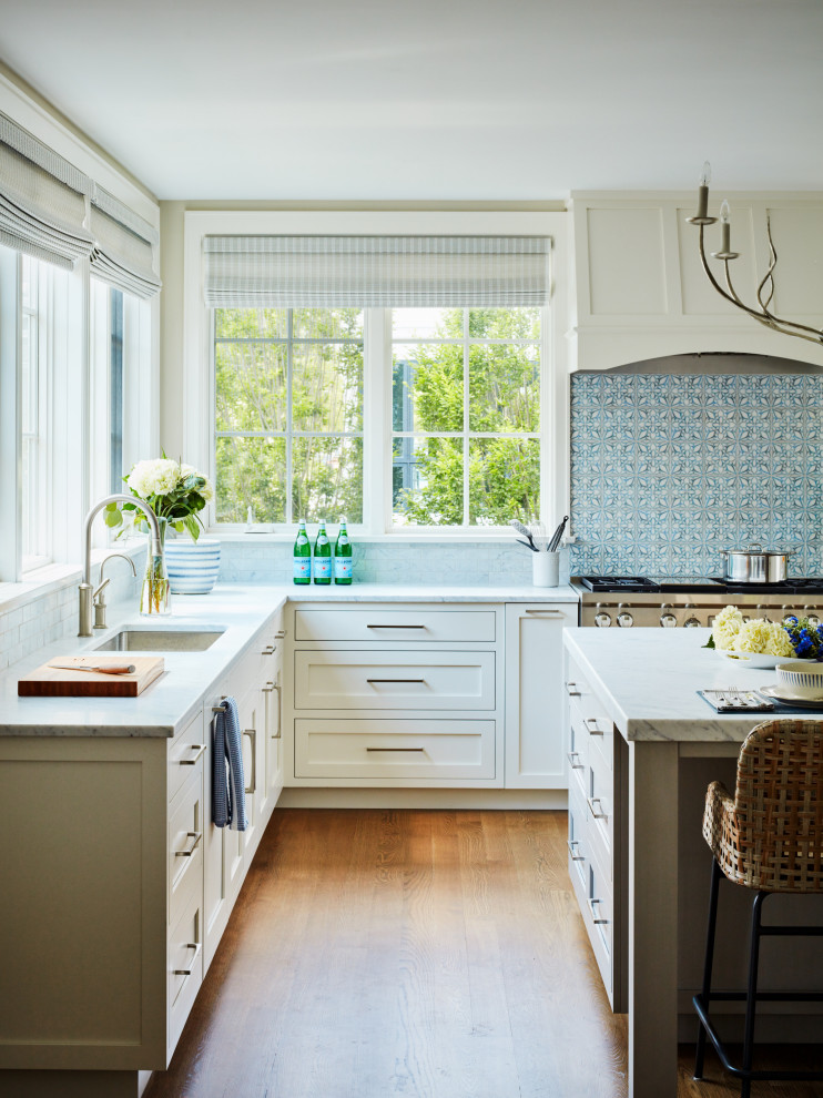 Inspiration för ett mycket stort vintage grå grått kök, med en undermonterad diskho, skåp i shakerstil, vita skåp, blått stänkskydd, rostfria vitvaror, mellanmörkt trägolv, en köksö och brunt golv