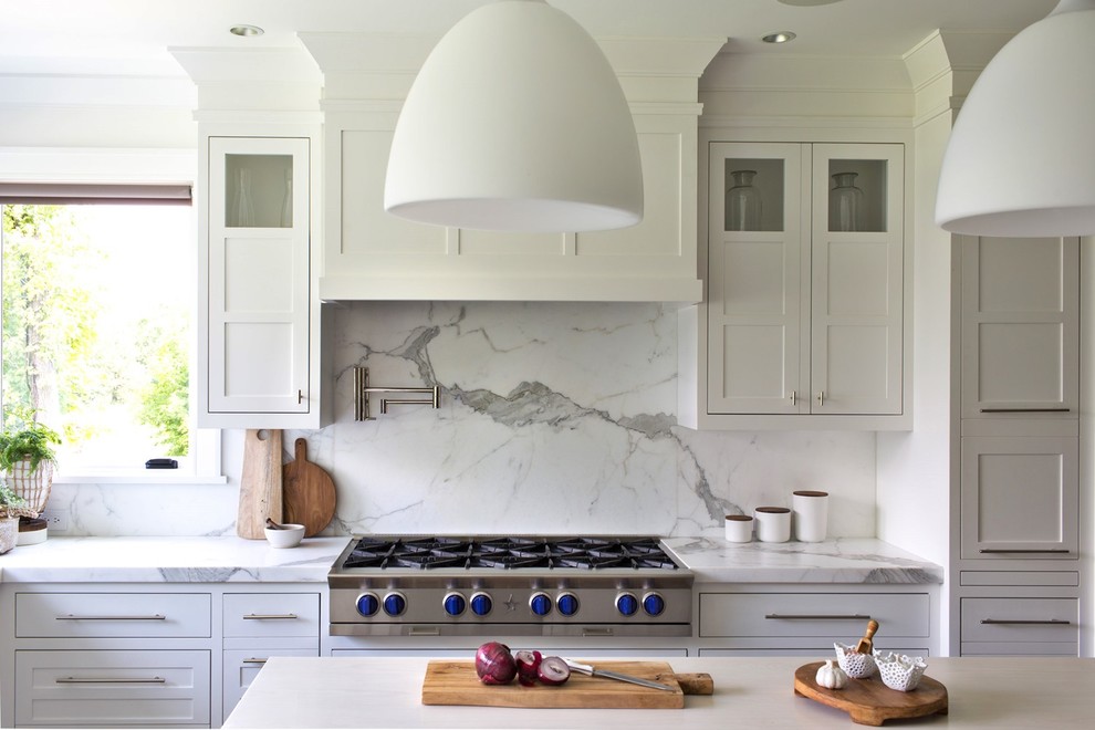 Idéer för mycket stora vintage vitt kök och matrum, med luckor med infälld panel, vita skåp, marmorbänkskiva, vitt stänkskydd, stänkskydd i marmor, rostfria vitvaror och en köksö