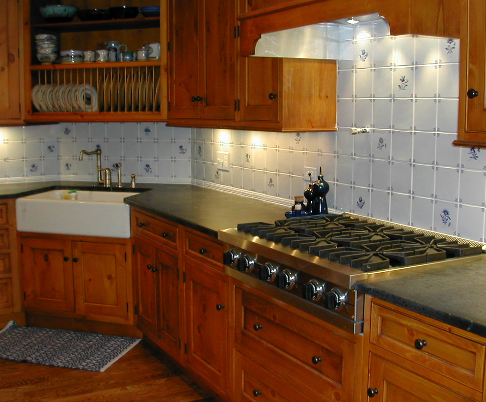 Пример оригинального дизайна: кухня в стиле кантри с синим фартуком и фартуком из керамической плитки