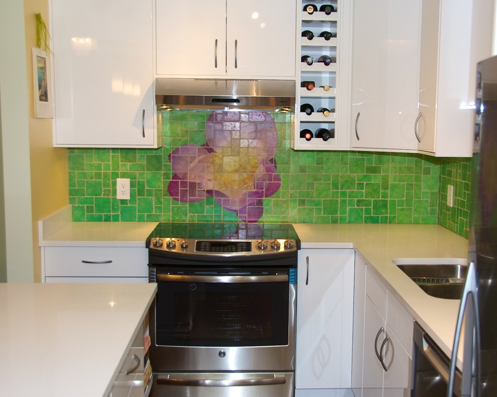 Foto de cocinas en U contemporáneo, de tamaño medio, abierto, con fregadero bajoencimera, armarios con paneles lisos, puertas de armario blancas, encimera de cuarcita, salpicadero multicolor, salpicadero de azulejos de piedra, electrodomésticos de acero inoxidable, suelo de madera oscura y una isla