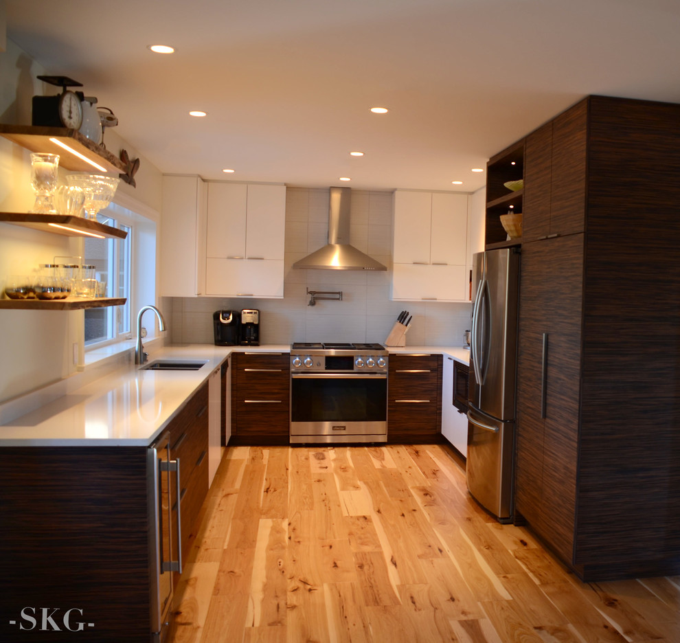 Idéer för att renovera ett stort funkis vit vitt kök, med en dubbel diskho, släta luckor, skåp i mörkt trä, bänkskiva i koppar, grått stänkskydd, stänkskydd i keramik, rostfria vitvaror, ljust trägolv och brunt golv