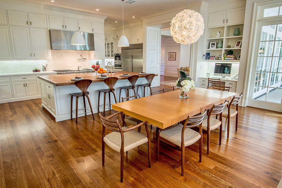 Foto de cocina comedor clásica con armarios estilo shaker, puertas de armario blancas, encimera de madera, salpicadero blanco y electrodomésticos de acero inoxidable