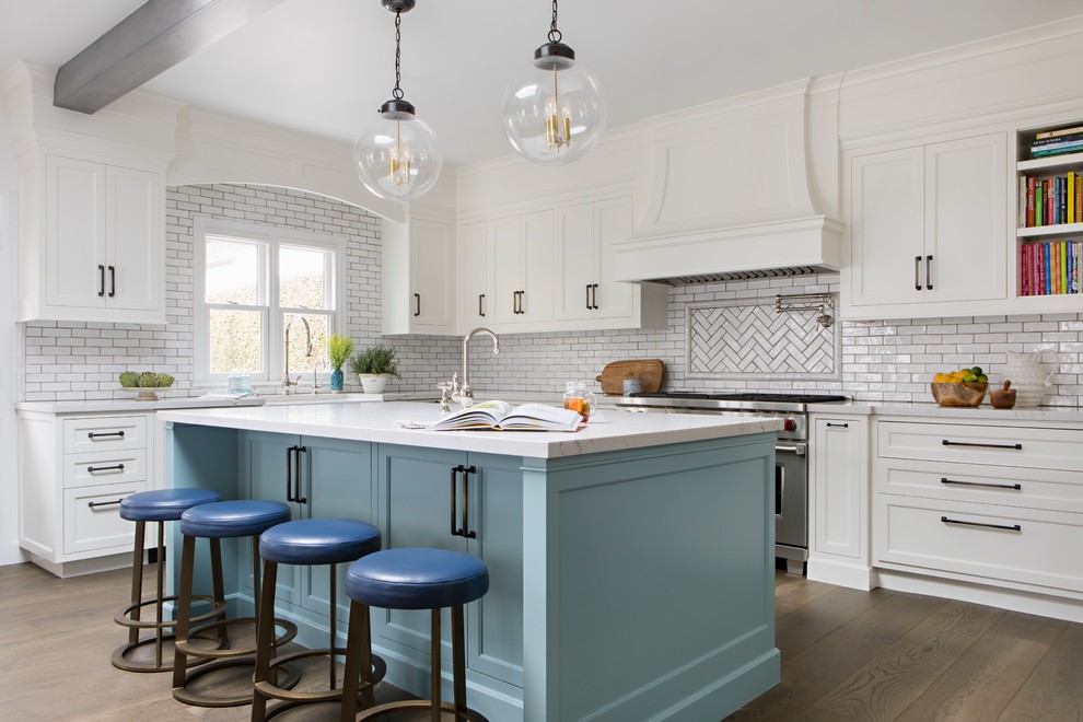 Exempel på ett stort klassiskt vit vitt kök, med en rustik diskho, vita skåp, bänkskiva i kvarts, vitt stänkskydd, rostfria vitvaror, mörkt trägolv, en köksö, brunt golv, luckor med infälld panel och stänkskydd i tunnelbanekakel