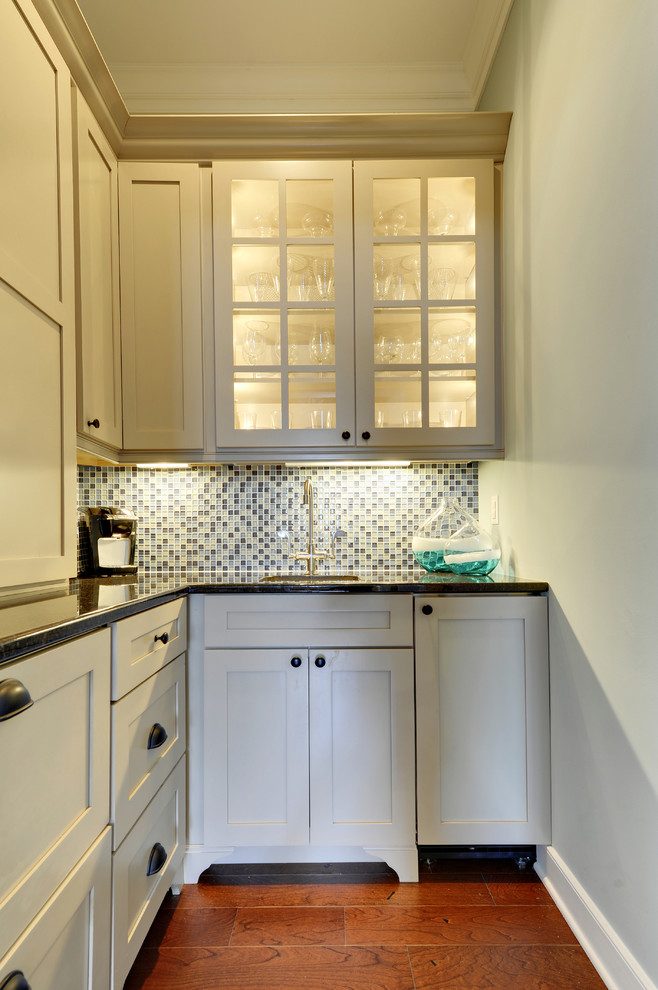 Ispirazione per una cucina classica con ante di vetro, paraspruzzi con piastrelle a mosaico, paraspruzzi blu e ante bianche