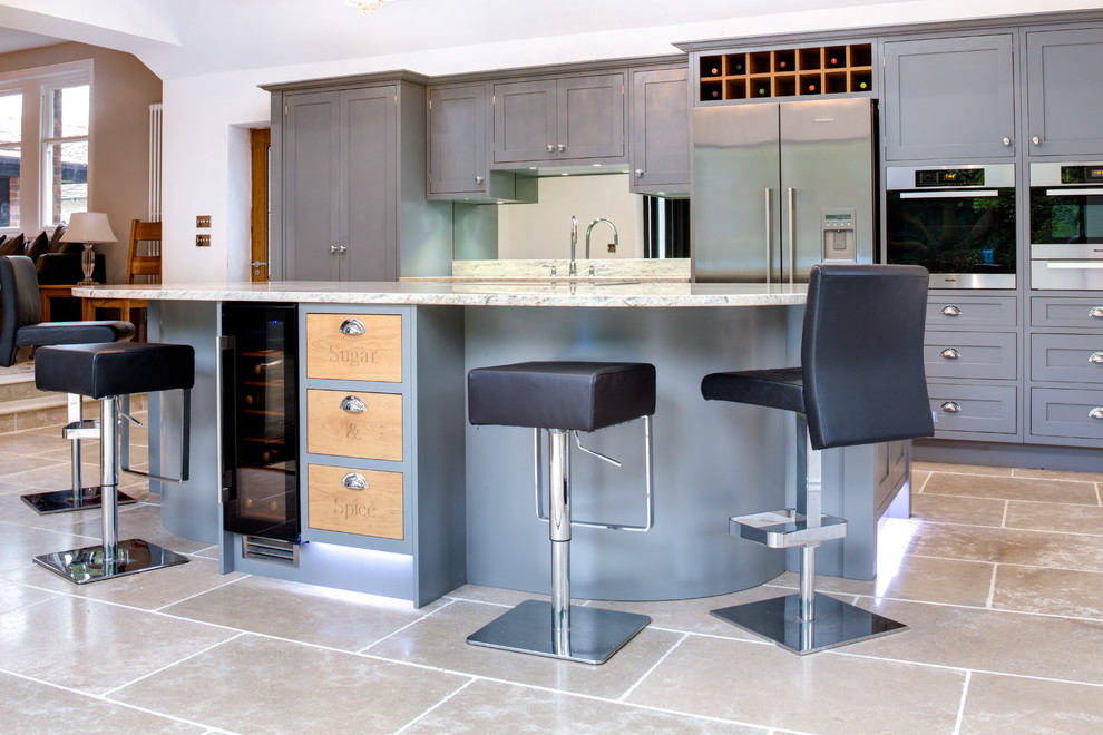 Esempio di una cucina contemporanea di medie dimensioni con lavello sottopiano, ante in stile shaker, ante grigie, top in granito e elettrodomestici in acciaio inossidabile