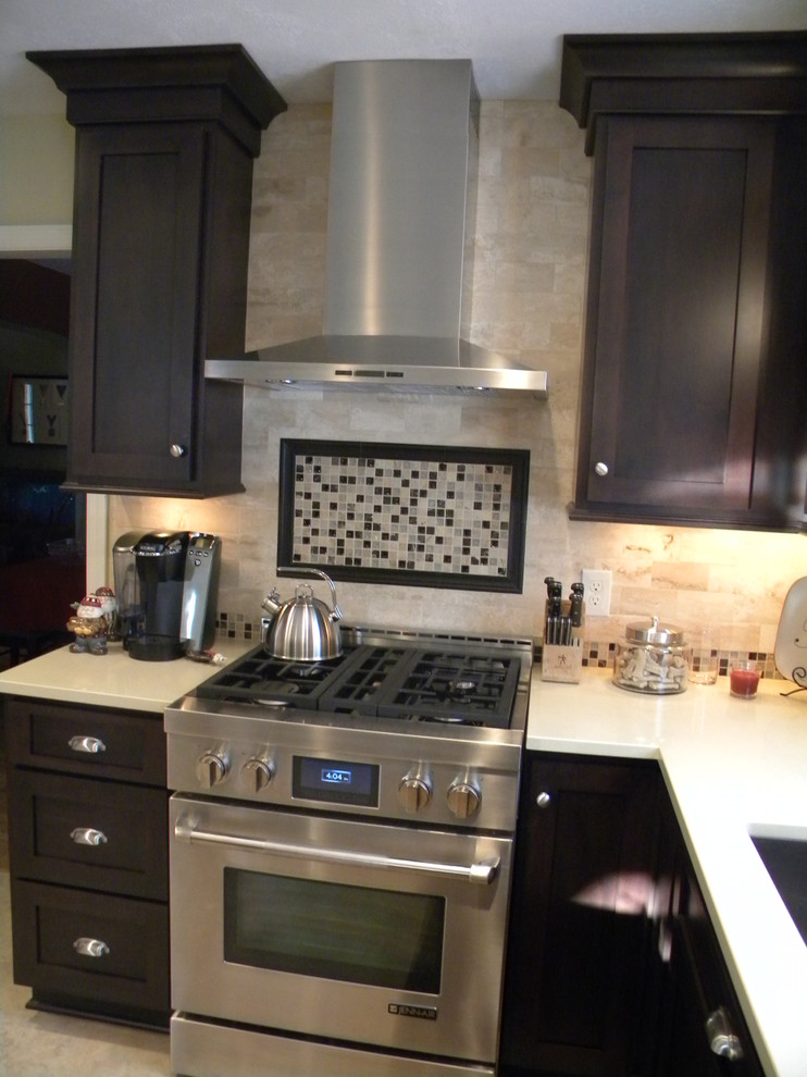 Exempel på ett mellanstort modernt kök, med en undermonterad diskho, luckor med infälld panel, svarta skåp, bänkskiva i kvarts, rostfria vitvaror, beige stänkskydd, stänkskydd i stenkakel, travertin golv och beiget golv