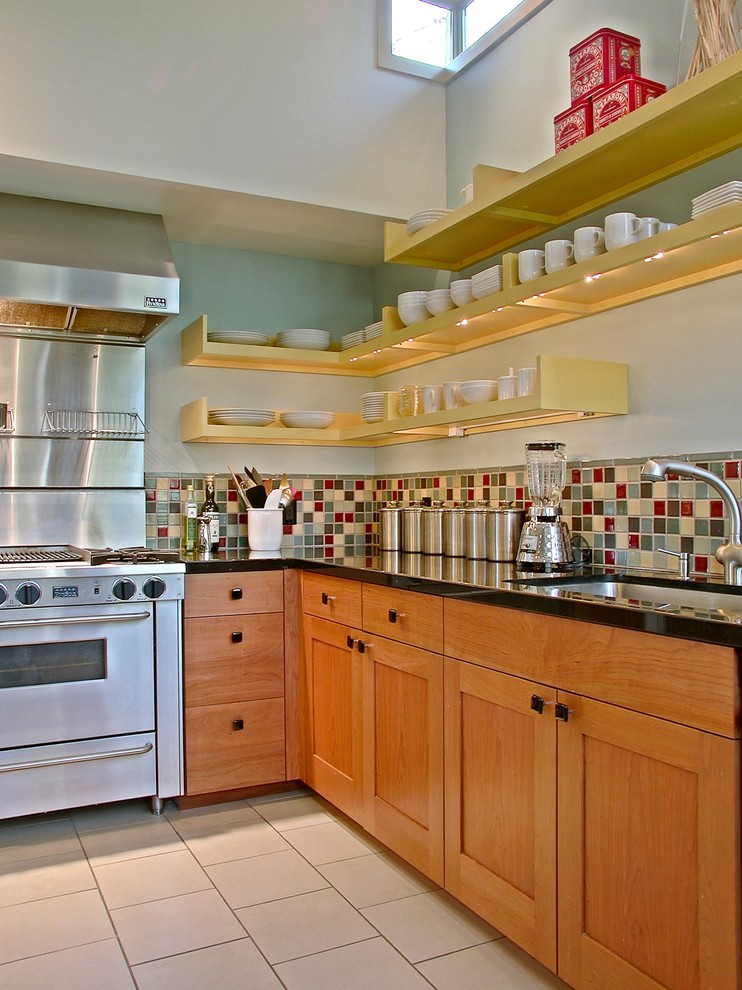 Inspiration för moderna kök, med stänkskydd i mosaik, flerfärgad stänkskydd, rostfria vitvaror, öppna hyllor, gula skåp och en undermonterad diskho
