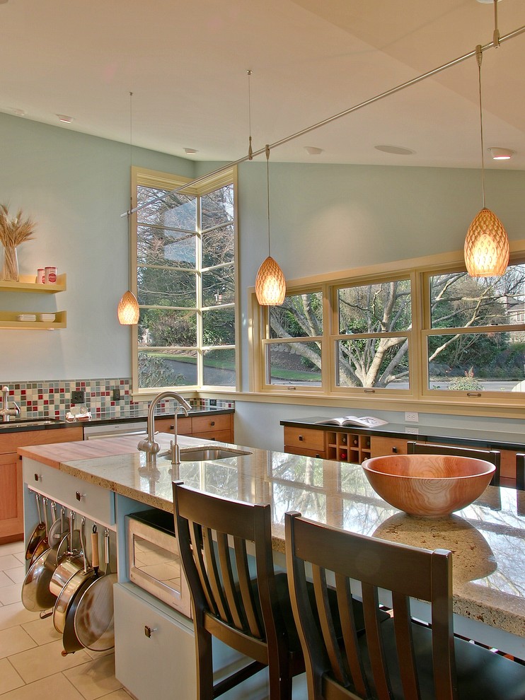 Foto på ett funkis kök, med en undermonterad diskho och flerfärgad stänkskydd