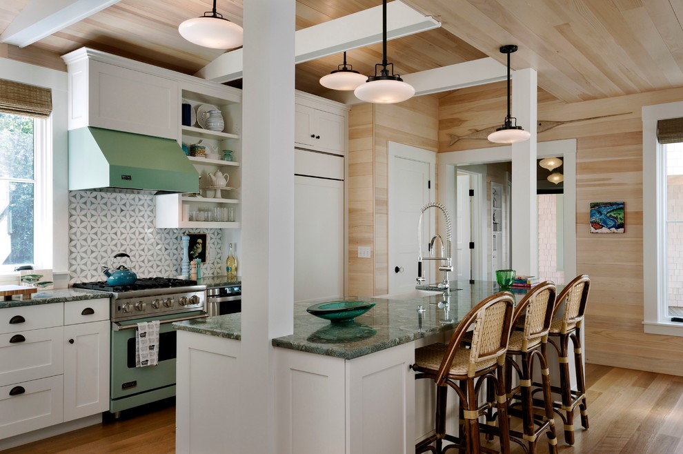 Maritime Küche mit Schrankfronten im Shaker-Stil, weißen Schränken, Granit-Arbeitsplatte, bunten Elektrogeräten, Küchenrückwand in Weiß und Unterbauwaschbecken in Portland Maine