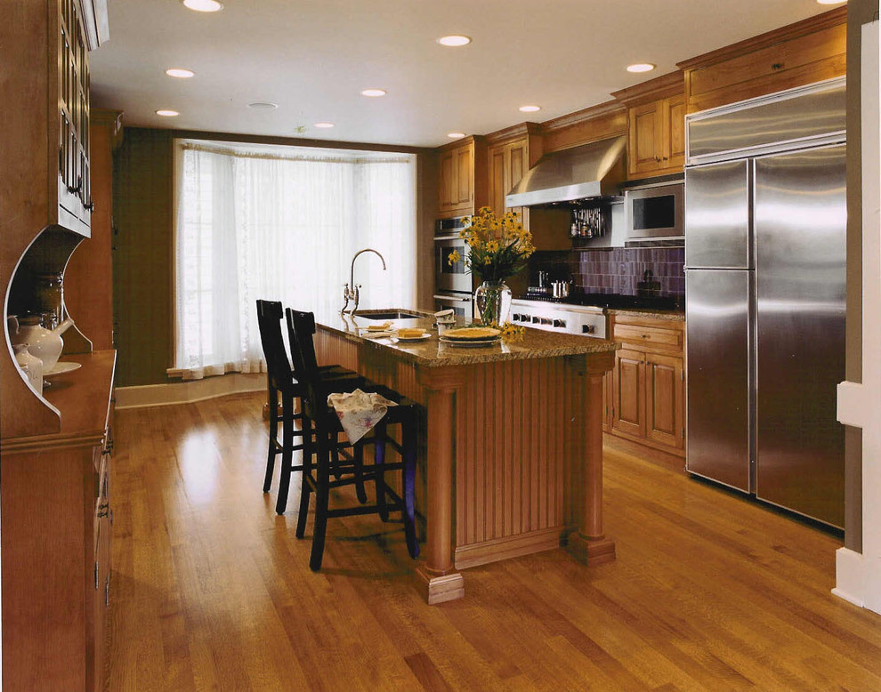 Example of an eclectic kitchen design in Chicago