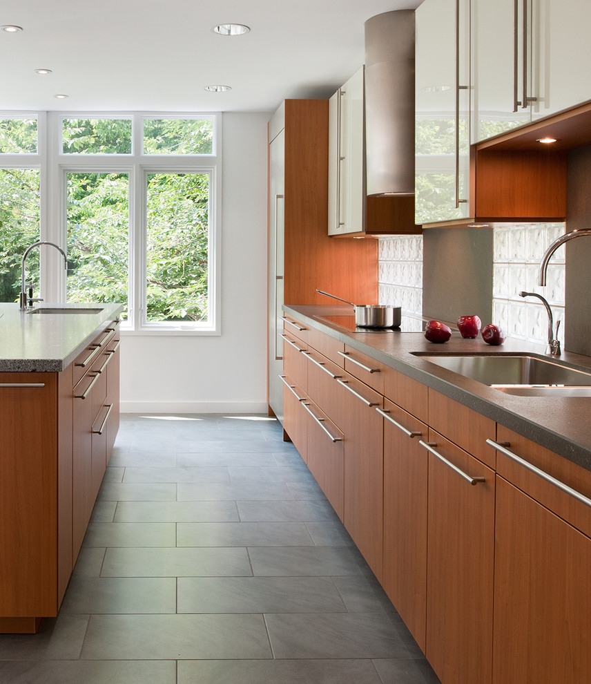 Пример оригинального дизайна: кухня в современном стиле с двойной мойкой, плоскими фасадами и фасадами цвета дерева среднего тона