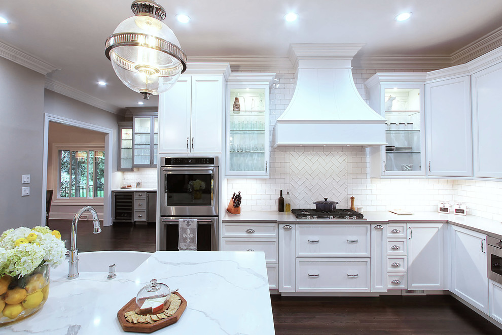Exempel på ett stort klassiskt kök och matrum, med en rustik diskho, släta luckor, vita skåp, marmorbänkskiva, vitt stänkskydd, stänkskydd i keramik, rostfria vitvaror, mörkt trägolv och en köksö