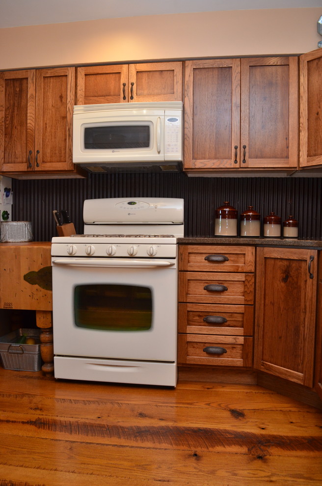 Idéer för ett mellanstort rustikt brun kök, med en rustik diskho, skåp i shakerstil, skåp i mellenmörkt trä, bänkskiva i kvartsit, brunt stänkskydd, vita vitvaror, mellanmörkt trägolv, brunt golv och en halv köksö