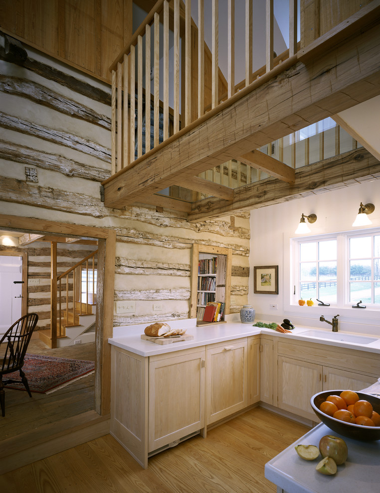 Foto di una piccola cucina ad U rustica chiusa con lavello sottopiano, ante in stile shaker, ante in legno chiaro, top in marmo e parquet chiaro
