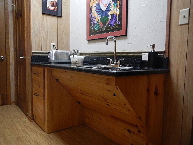 Foto di una cucina abitabile chic di medie dimensioni con ante in legno scuro, top in granito, elettrodomestici in acciaio inossidabile, pavimento in sughero e pavimento beige