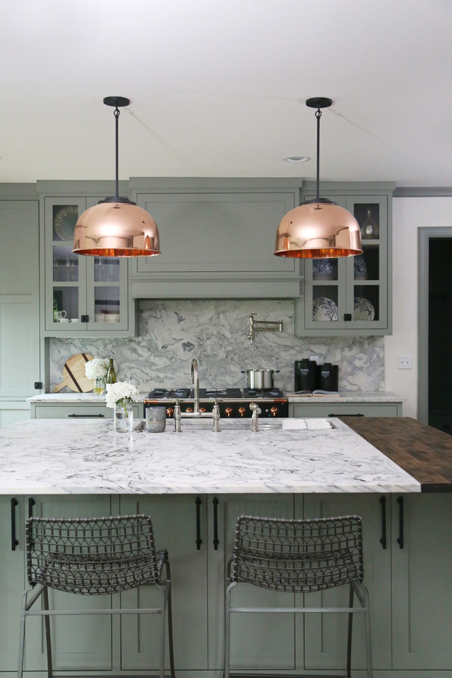 Inspiration för ett litet vintage grå grått kök, med en undermonterad diskho, skåp i shakerstil, gröna skåp, grått stänkskydd, en köksö, marmorbänkskiva, stänkskydd i marmor, rostfria vitvaror, mellanmörkt trägolv och brunt golv