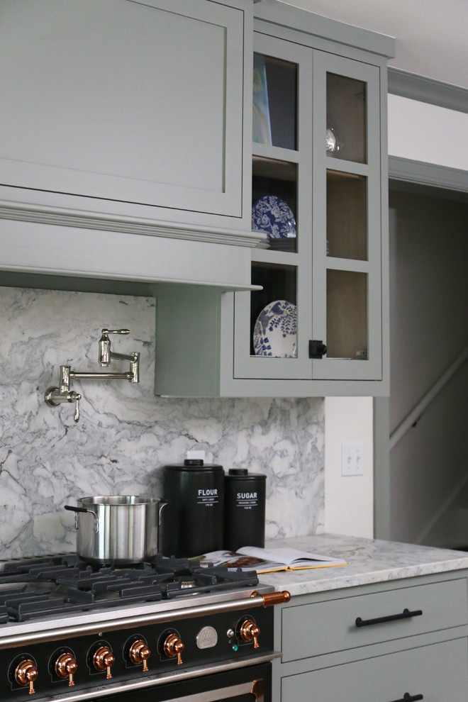 Inspiration för små klassiska grått kök, med en undermonterad diskho, skåp i shakerstil, gröna skåp, marmorbänkskiva, grått stänkskydd, stänkskydd i marmor, rostfria vitvaror, en köksö, mellanmörkt trägolv och brunt golv