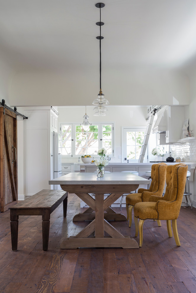 Esempio di una sala da pranzo aperta verso la cucina country di medie dimensioni con pavimento in legno massello medio
