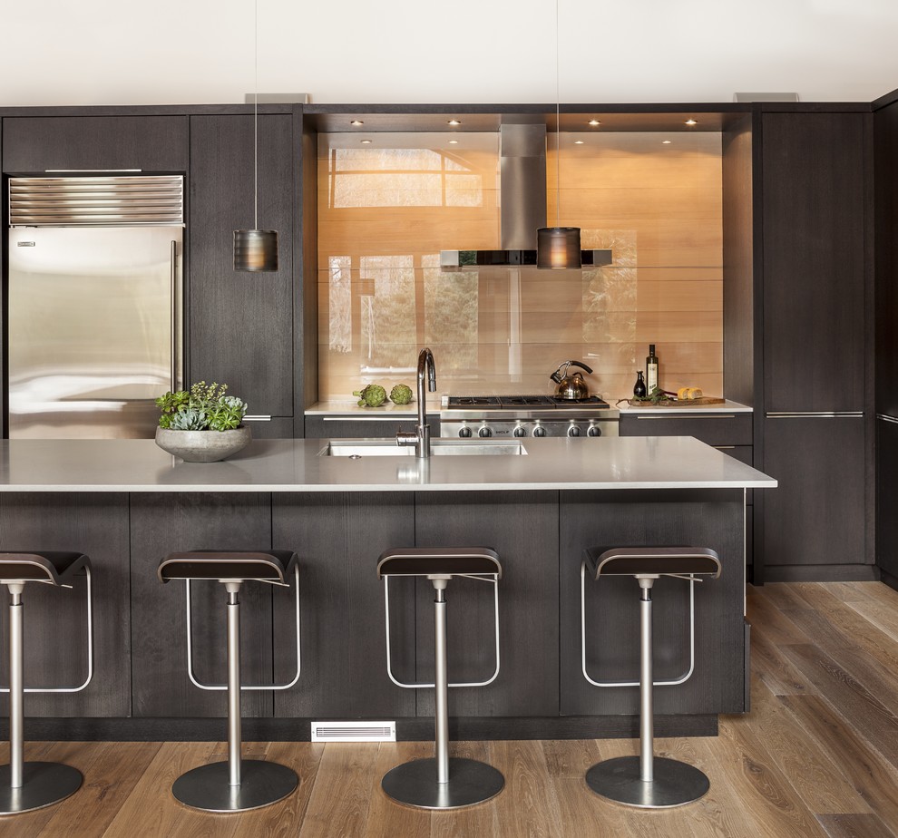 Moderne Küche mit Kücheninsel in Vancouver