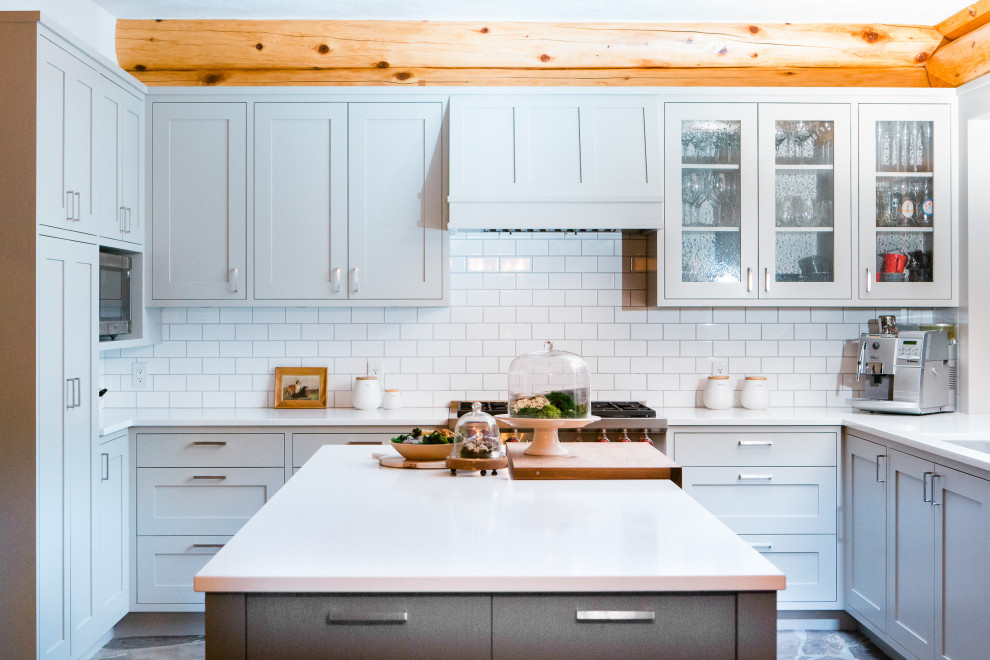 Immagine di una cucina stile rurale con lavello a tripla vasca, ante in stile shaker, ante grigie, paraspruzzi bianco, paraspruzzi con piastrelle diamantate, elettrodomestici in acciaio inossidabile, pavimento grigio e top bianco