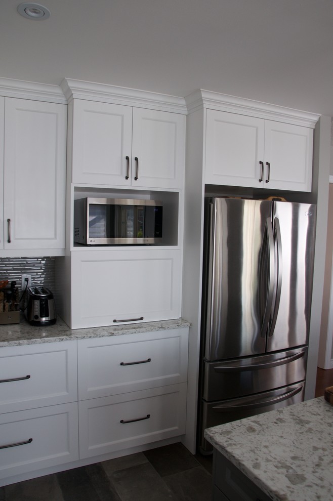 Exempel på ett mellanstort modernt kök, med en undermonterad diskho, skåp i shakerstil, vita skåp, bänkskiva i kvartsit, grått stänkskydd, stänkskydd i mosaik, rostfria vitvaror, klinkergolv i porslin, en köksö och grått golv