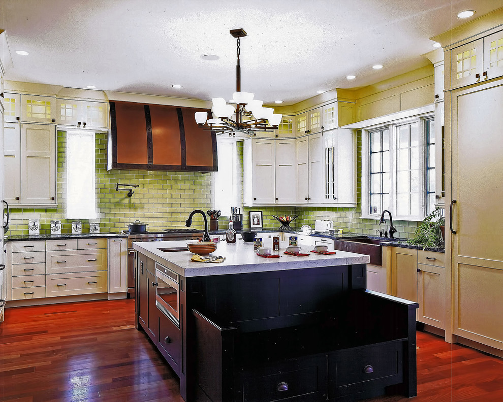 Exempel på ett stort, avskilt klassiskt u-kök, med en rustik diskho, skåp i shakerstil, vita skåp, granitbänkskiva, grönt stänkskydd, stänkskydd i tunnelbanekakel, integrerade vitvaror, mellanmörkt trägolv, en köksö och rött golv