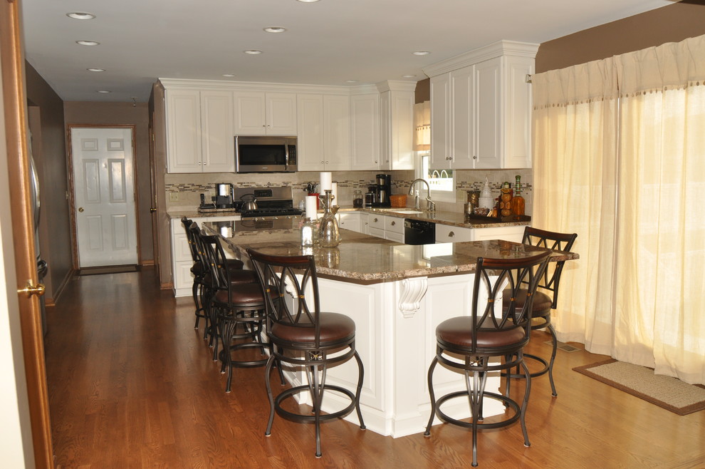 White and beige kitchen Traditional Kitchen Cleveland by Lutes