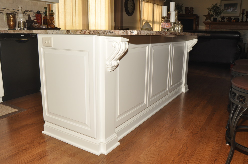 Exempel på ett mellanstort klassiskt kök, med en undermonterad diskho, luckor med upphöjd panel, vita skåp, granitbänkskiva, beige stänkskydd, rostfria vitvaror, mellanmörkt trägolv och en köksö