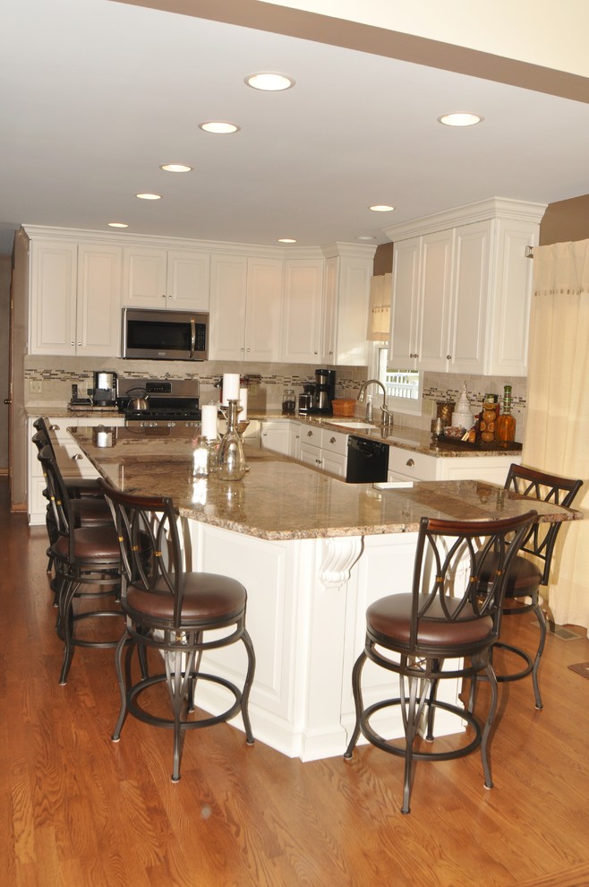 White and beige kitchen Traditional Kitchen Cleveland by Lutes
